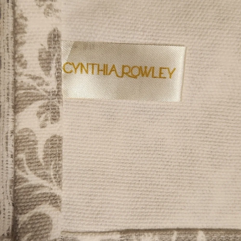 NWOT Cynthia Rowley Gray Floral Table Runner 18
